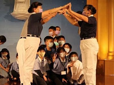 糖心闺蜜：青春岁月中的友情与爱情