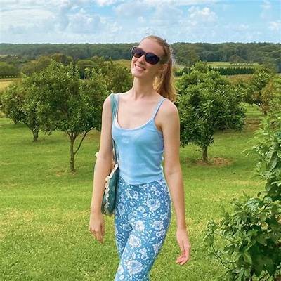 “可爱国产糖心UP女演员，甜美笑容让人心动不已！”