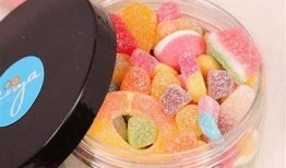 “进口风味，国产巧克力果汁夹心糖，甜蜜享受每一口”